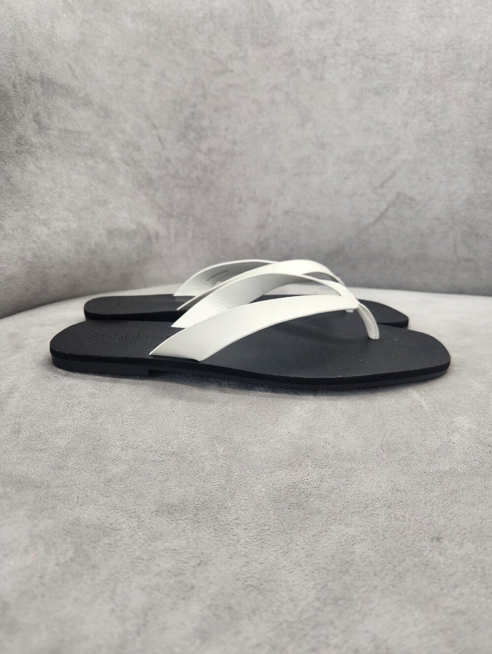 Gianni Bini Thong Sandals 10 White Leather Steffan Casual Effortless New $50 - Picture 10 of 15